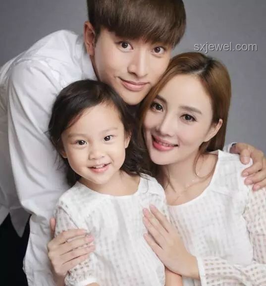贾乃亮李小璐离婚后相处指南：女儿甜馨发声后的应对